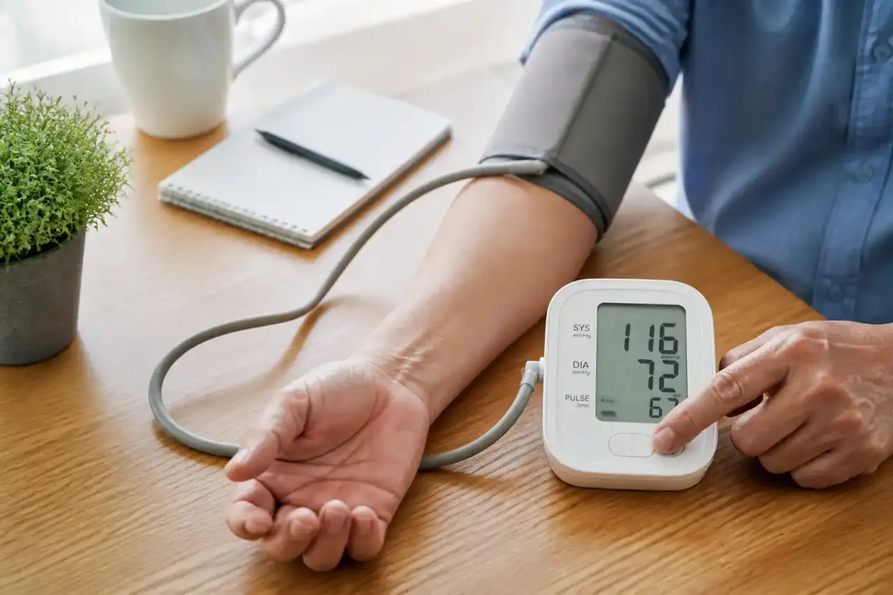 Tensiomètre posé sur un carnet de suivi médical avec un stéthoscope